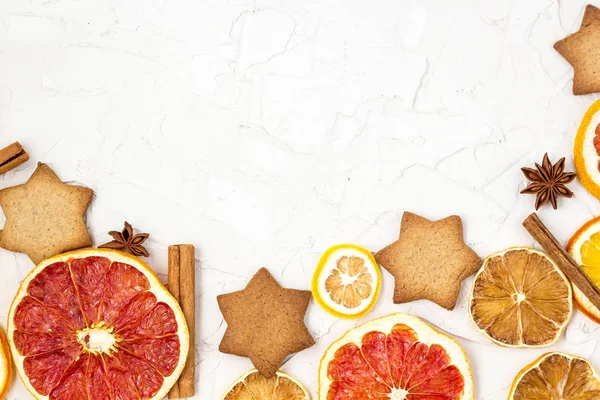 Çeşitli narenciye kurutulmuş dilimleri kenarlığını gingerbread meyve ve boşaltmak beyaz zemin üzerine baharat. Noel çerçeve