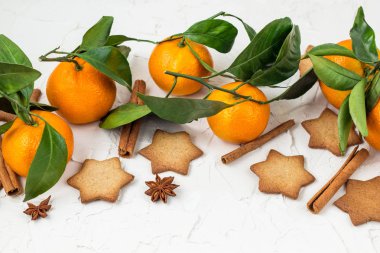 Baharatlar ve mandarin boşaltmak beyaz zemin üzerine ile Noel yıldız tatlılar. Üstten görünüm