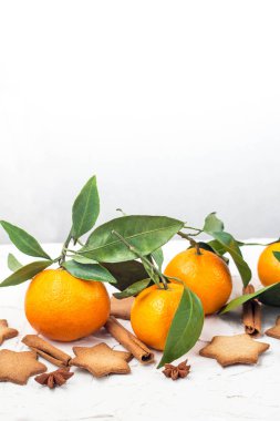 Baharatlar ve mandarin boşaltmak beyaz zemin üzerine ile Noel sınır yıldız tatlılar. Üstten görünüm