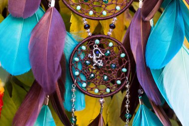 Tüylü, boncuklu ipleri sallanan bir düş kapanı. El yapımı düş kapanı.