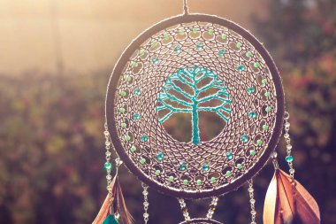 Tüylü, boncuklu ipleri sallanan bir düş kapanı. El yapımı düş kapanı.