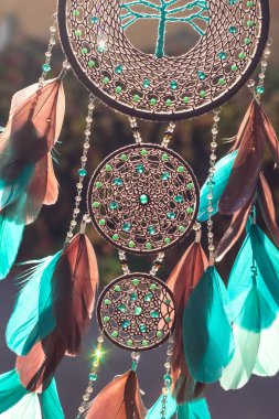 Tüylü, boncuklu ipleri sallanan bir düş kapanı. El yapımı düş kapanı.