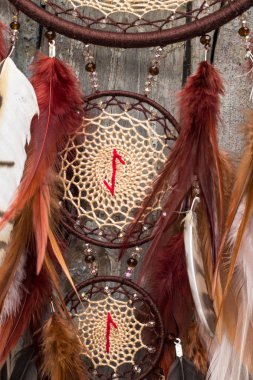 Tüylü, boncuklu ipleri sallanan bir düş kapanı. El yapımı düş kapanı.