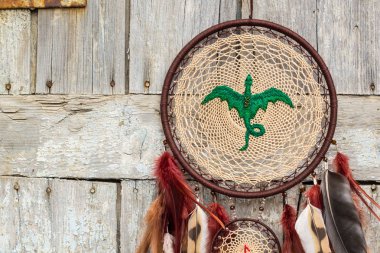 Tüylü, boncuklu ipleri sallanan bir düş kapanı. El yapımı düş kapanı.