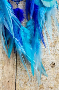 Tüylü, boncuklu ipleri sallanan bir düş kapanı. El yapımı düş kapanı.