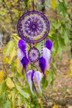 Tüylü, boncuklu ipleri sallanan bir düş kapanı. El yapımı düş kapanı.