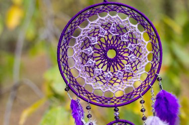 Tüylü, boncuklu ipleri sallanan bir düş kapanı. El yapımı düş kapanı.