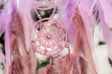 Tüylü, boncuklu ipleri sallanan bir düş kapanı. El yapımı düş kapanı.