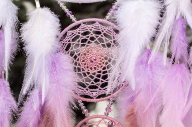 Tüylü, boncuklu ipleri sallanan bir düş kapanı. El yapımı düş kapanı.