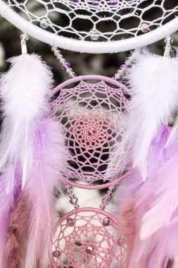 Tüylü, boncuklu ipleri sallanan bir düş kapanı. El yapımı düş kapanı.