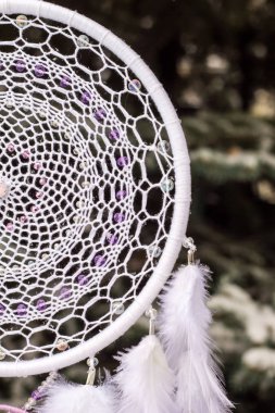 Tüylü, boncuklu ipleri sallanan bir düş kapanı. El yapımı düş kapanı.