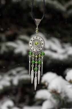 Tüylü, boncuklu ipleri sallanan bir düş kapanı. El yapımı düş kapanı.