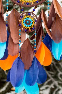 Tüylü, boncuklu ipleri sallanan bir düş kapanı. El yapımı düş kapanı.