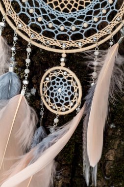 Tüylü, boncuklu ipleri sallanan bir düş kapanı. El yapımı düş kapanı.
