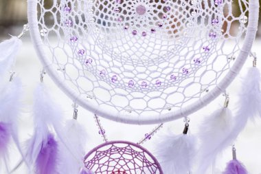 Tüylü, boncuklu ipleri sallanan bir düş kapanı. El yapımı düş kapanı.