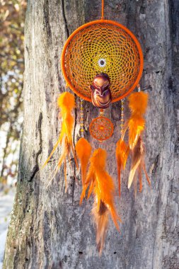 Tüylü, boncuklu ipleri sallanan bir düş kapanı. El yapımı düş kapanı.