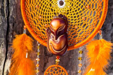 Tüylü, boncuklu ipleri sallanan bir düş kapanı. El yapımı düş kapanı.