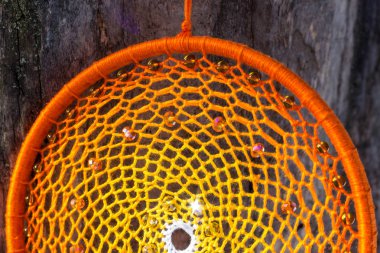 Tüylü, boncuklu ipleri sallanan bir düş kapanı. El yapımı düş kapanı.