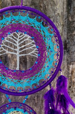 Tüylü, boncuklu ipleri sallanan bir düş kapanı. El yapımı düş kapanı.