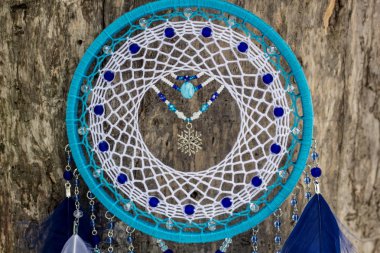 Tüylü, boncuklu ipleri sallanan bir düş kapanı. El yapımı düş kapanı.