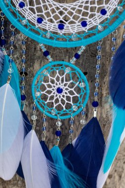 Tüylü, boncuklu ipleri sallanan bir düş kapanı. El yapımı düş kapanı.