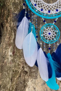 Tüylü, boncuklu ipleri sallanan bir düş kapanı. El yapımı düş kapanı.