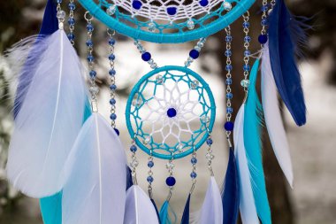 Tüylü, boncuklu ipleri sallanan bir düş kapanı. El yapımı düş kapanı.