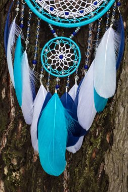 Tüylü, boncuklu ipleri sallanan bir düş kapanı. El yapımı düş kapanı.