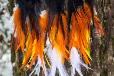 Tüylü, boncuklu ipleri sallanan bir düş kapanı. El yapımı düş kapanı.