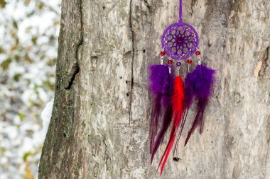 Tüylü, boncuklu ipleri sallanan bir düş kapanı. El yapımı düş kapanı.