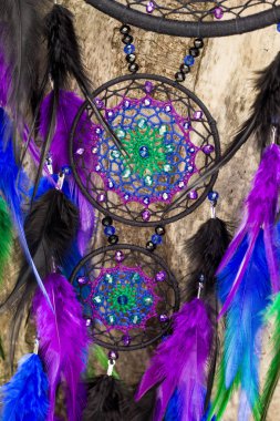 Tüylü, boncuklu ipleri sallanan bir düş kapanı. El yapımı düş kapanı.