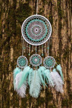 Tüylü, boncuklu ipleri sallanan bir düş kapanı. El yapımı düş kapanı.