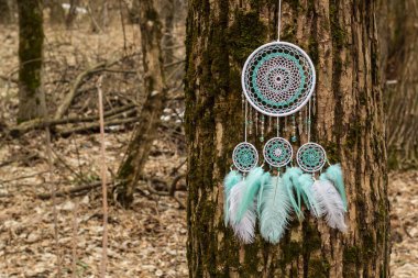 Tüylü, boncuklu ipleri sallanan bir düş kapanı. El yapımı düş kapanı.