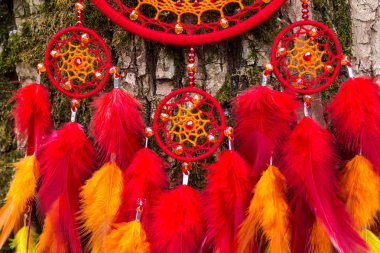 Tüylü, boncuklu ipleri sallanan bir düş kapanı. El yapımı düş kapanı.