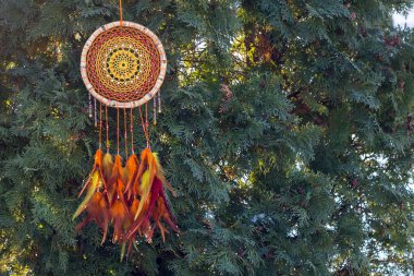 Tüylü, boncuklu ipleri sallanan bir düş kapanı. El yapımı düş kapanı.