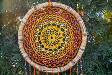 Tüylü, boncuklu ipleri sallanan bir düş kapanı. El yapımı düş kapanı.