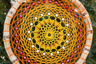 Tüylü, boncuklu ipleri sallanan bir düş kapanı. El yapımı düş kapanı.