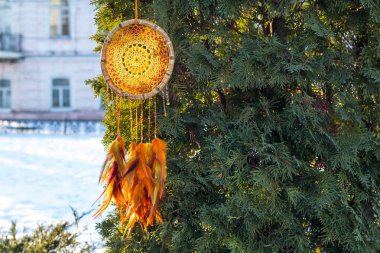 Tüylü, boncuklu ipleri sallanan bir düş kapanı. El yapımı düş kapanı.