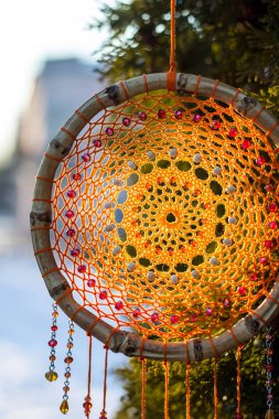 Tüylü, boncuklu ipleri sallanan bir düş kapanı. El yapımı düş kapanı.