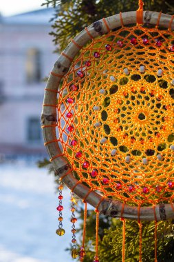 Tüylü, boncuklu ipleri sallanan bir düş kapanı. El yapımı düş kapanı.