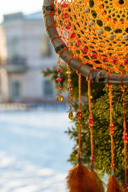 Tüylü, boncuklu ipleri sallanan bir düş kapanı. El yapımı düş kapanı.