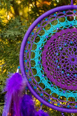 Tüylü, boncuklu ipleri sallanan bir düş kapanı. El yapımı düş kapanı.