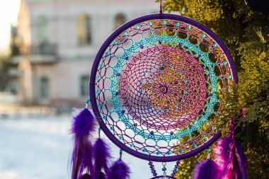 Tüylü, boncuklu ipleri sallanan bir düş kapanı. El yapımı düş kapanı.