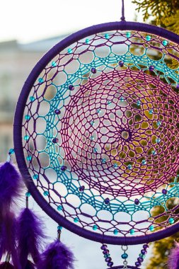 Tüylü, boncuklu ipleri sallanan bir düş kapanı. El yapımı düş kapanı.