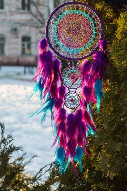 Tüylü, boncuklu ipleri sallanan bir düş kapanı. El yapımı düş kapanı.