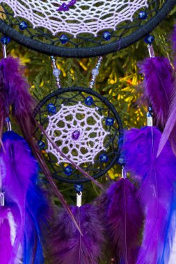 Tüylü, boncuklu ipleri sallanan bir düş kapanı. El yapımı düş kapanı.