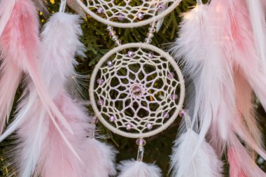 Tüylü, boncuklu ipleri sallanan bir düş kapanı. El yapımı düş kapanı.