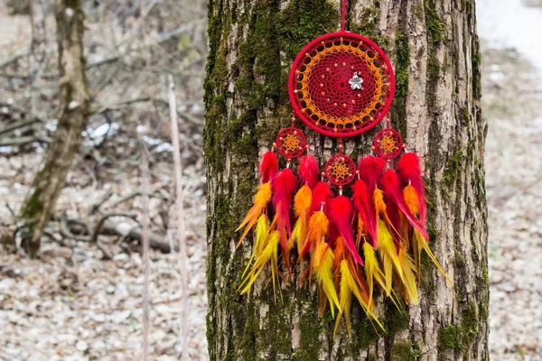 Tüylü, boncuklu ipleri sallanan bir düş kapanı. El yapımı düş kapanı.