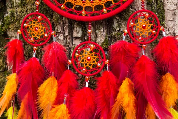 Tüylü, boncuklu ipleri sallanan bir düş kapanı. El yapımı düş kapanı.