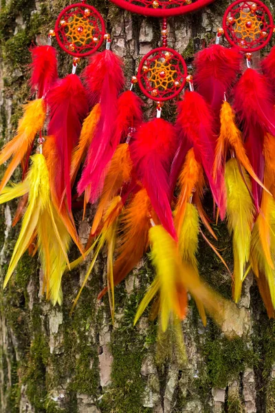 Tüylü, boncuklu ipleri sallanan bir düş kapanı. El yapımı düş kapanı.